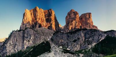 montagnes rocheuses au coucher du soleil. alpes dolomitiques italie photo
