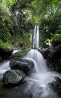 superbe fond d'écran d'automne purbosono cascade cachée à wonosobo, indonésie. photo