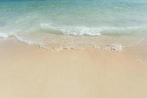 douce vague de mer sur fond de plage de sable vide avec espace de copie photo