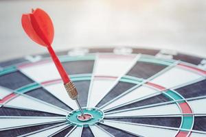 concept de réussite marketing d'entreprise. fléchette rouge au centre du jeu de fléchettes cible. bullseye est une cible d'affaires. photo
