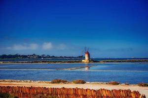 moulin à vent sur la mer. monde de la beauté. photo