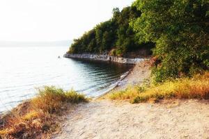 une vue fantastique sur le sentier sur la colline menant au lac pittoresque. photo