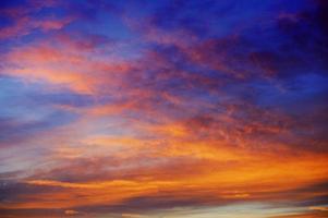 couleur bleue des montagnes au coucher du soleil. carpates ukraine photo