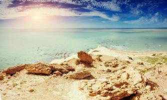 côte rocheuse de la mer en été. monde de la beauté photo