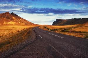 route goudronnée vers les montagnes. monde de la beauté islande