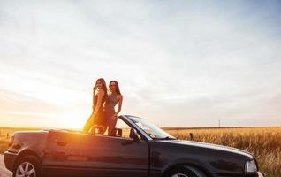 jeunes deux femmes lors d'une séance photo. les filles posent volontiers photo