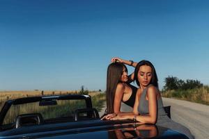 jeunes femmes lors d'une séance photo. photo