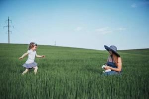 famille heureuse avec deux personnes se serrant dans les rues photo