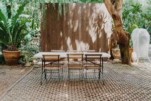 chaise et table en bois vides dans le jardin photo