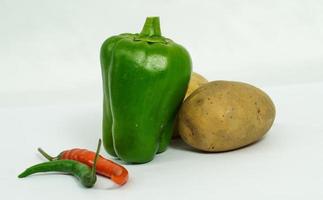 Légumes frais poivron piment et pomme de terre sur fond blanc photo