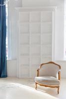 intérieur de chambre loft élégant. appartement design spacieux avec murs clairs, grandes fenêtres et fauteuil. décoration moderne et épurée avec un mobilier élégant de style scandinave minimaliste. photo