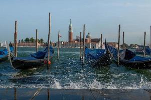 Client de gondoles en attente ancré à Venise photo