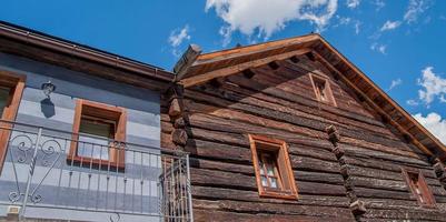 maison caractéristique construite en bois bois photo