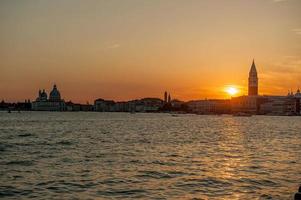 Venise au coucher du soleil avec des reflets dans la mer photo