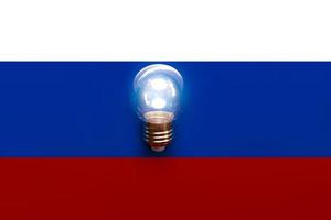 drapeau national de la russie avec ampoule. concept de restrictions d'électricité et de lumière photo