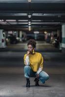 femme noire hipster élégante sur un parking souterrain photo