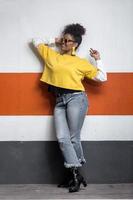 femme ethnique funky en tenue tendance et lunettes de soleil photo