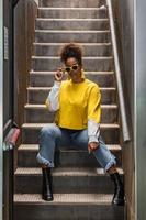 femme hipster ethnique à la mode en tenue jaune photo