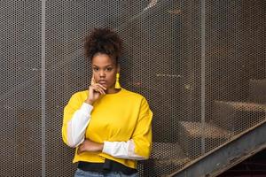 femme noire à la mode en tenue lumineuse photo