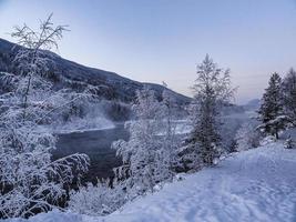 nuit et clair de lune sur les montagnes neige et lacs, norvège. photo