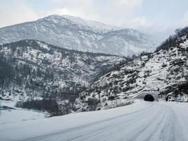 tunnel devant la route dans le paysage de montagne d'hiver, norvège. photo