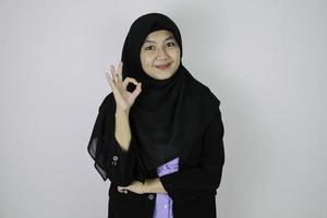 ok signe avec sourire femmes d'affaires islamiques asiatiques debout confiance. photo