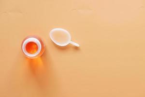 bouteille de médicament liquide sur blanc, photo