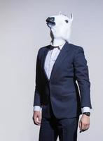 homme avec un masque de cheval sur fond clair photo