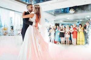 heureux mariés leur première danse photo