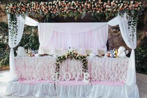 table décorée de luxe dans le mariage de la salle principale photo