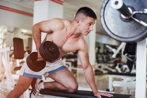 bel homme avec de gros muscles, posant pour la caméra photo