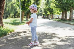 belle fille dans une journée ensoleillée d'été photo