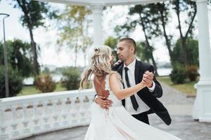 un jeune couple heureux pose pour les photographes lors de son plus beau jour. photo