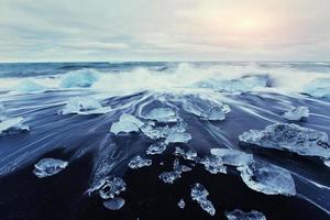 lagon glaciaire de jokulsarlon, coucher de soleil fantastique sur la plage noire,