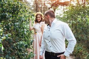 couple heureux dans un monde de beauté de forêt de pins photo