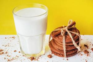 verre transparent de lait et biscuits sur fond blanc photo