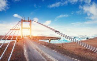 pont sur un canal reliant le lagon de jokulsarlon et l'atlantique photo