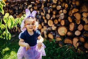 belle fille dans un costume de fée avec des ailes de papillon photo