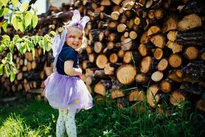 belle fille dans un costume de fée avec des ailes de papillon photo