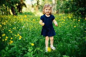 enfant jouant dehors dans l'herbe photo