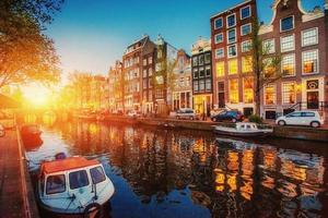 canal d'amsterdam. coucher de soleil fantastique se reflète dans l'eau photo