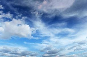 nuages blancs et bleus. monde de la beauté. photo