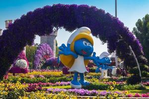 dubai, émirats arabes unis, 2022 - statues de schtroumpfs dans le jardin des miracles photo