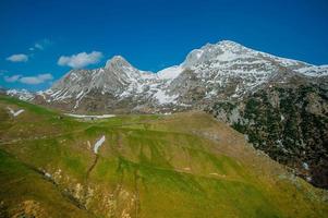 montagne enneigée au printemps photo