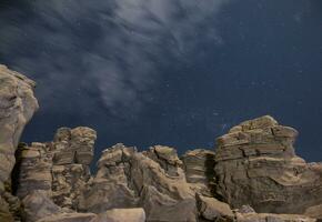 vue sur les rochers la nuit photo