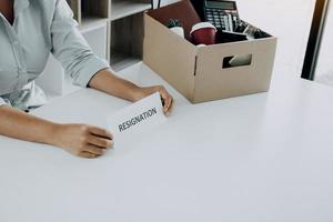 une employée est sur le point de présenter une démission à son bureau. photo