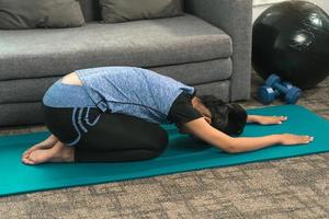 les femmes asiatiques font des exercices d'étirement après avoir suivi des cours de yoga à la maison. photo