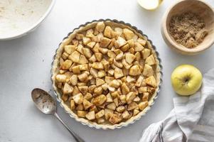 cuisiner une tarte aux pommes maison ou une tarte aux pommes fraîches, vue de dessus. recette étape par étape