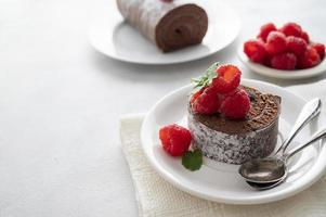 gâteau roulé au chocolat ou dessert suisse aux framboises. espace de copie. photo