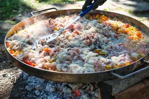 vous mélangez la grande poêle à paella photo